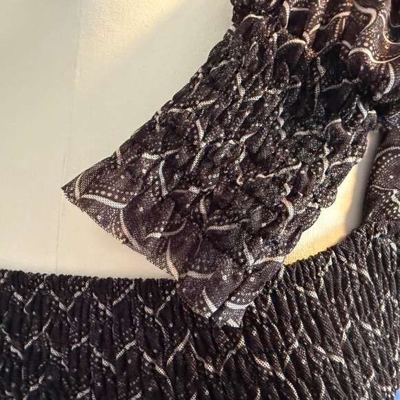 Anthropologie  Black and white geometric print mesh long sleeve top (size XS)166 - Picture 4 of 6